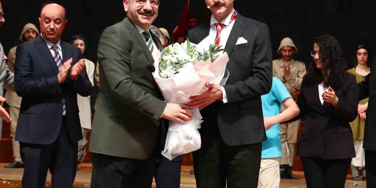 Vali Hüseyin Aksoy, “cumhuriyete Doğru” Adlı Tiyatro Oyunu Büyük İlgi İle İzledi