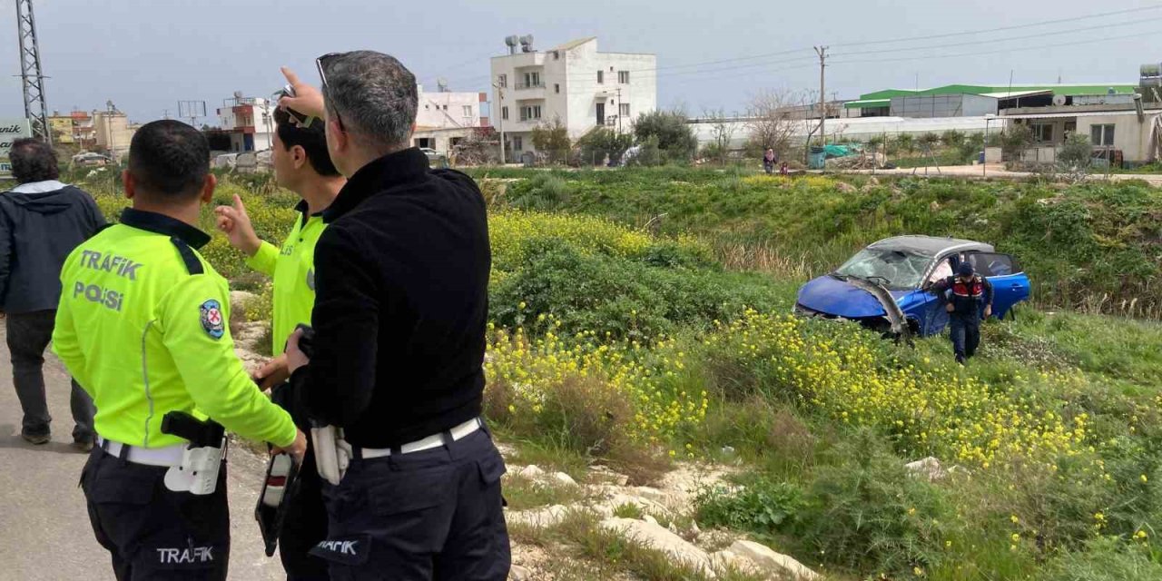 Ağaca Çarpan Otomobil Kanala Düşmekten Son Anda Kurtuldu: 2 Yaralı