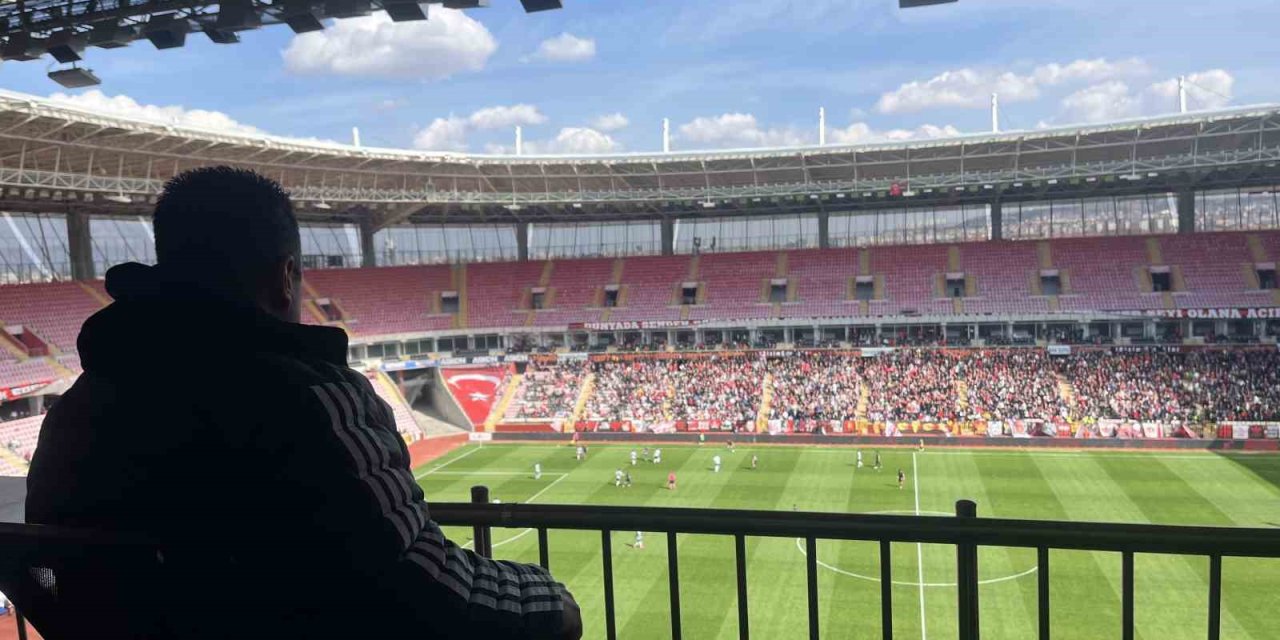 Eskişehirspor’un 18 Yıldır Gollerinin Sesi Olan Adam İşine Ve Siyah-kırmızıya Duyduğu Aşkı Anlattı