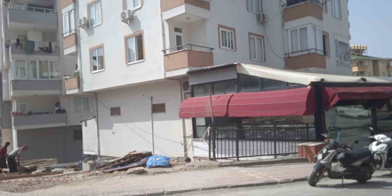 Apartmanın 3. Katından Düşen Kız Çocuk Yaralandı