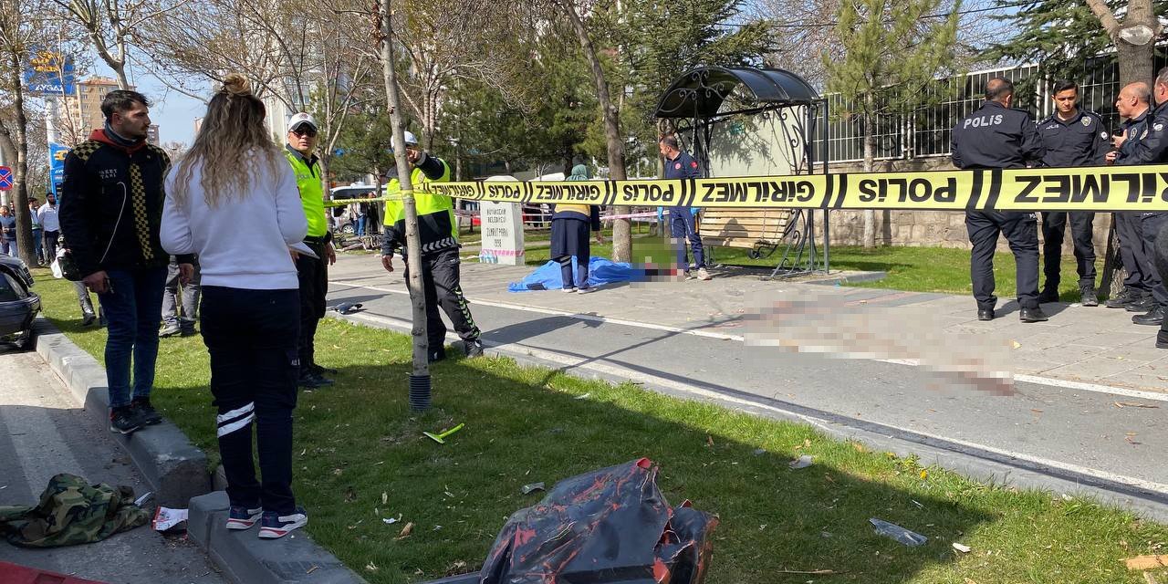 Otomobille Çarpışan Motosiklet Yayalara Çarptı: 1 Ölü, 3 Yaralı