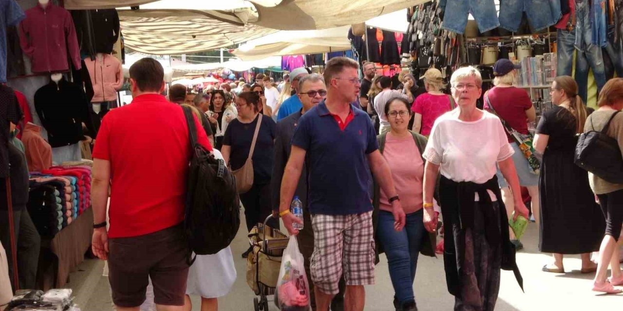 Perşembe Pazarına Turist Yağdı, Esnafın Yüzü Güldü