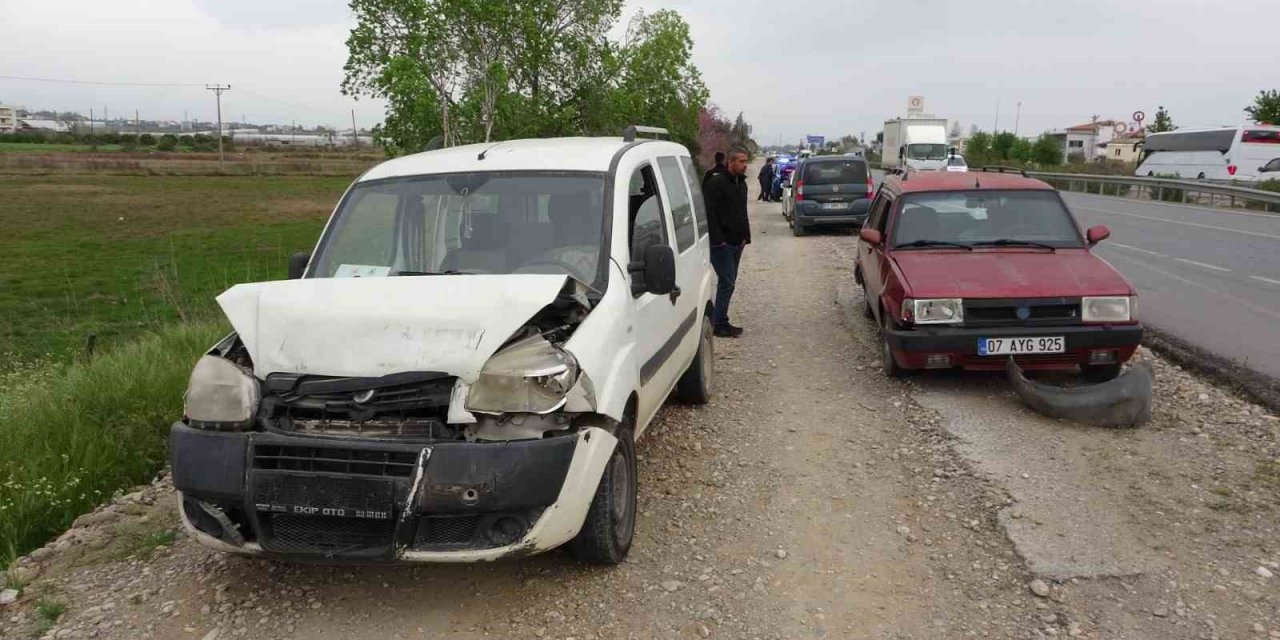 Antalya’da 3 Araçlı Zincirleme Kaza: 1 Yaralı
