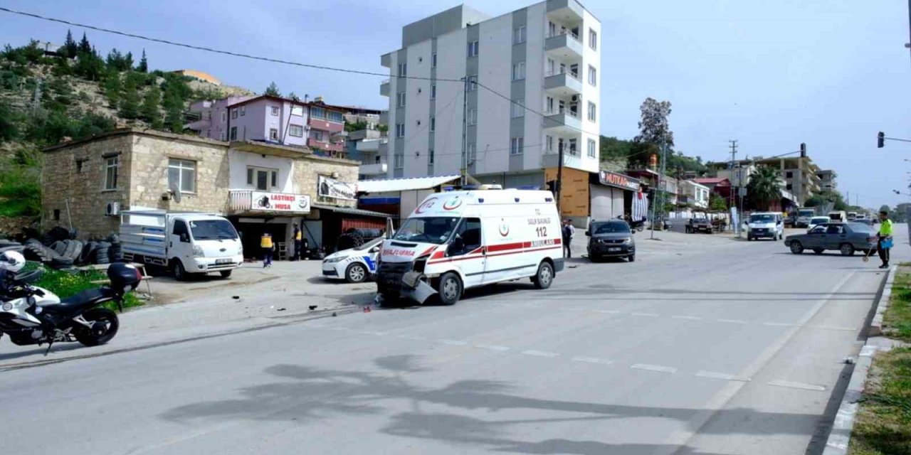 Mersin’de Ambulans Ticari Araçla Çarpıştı