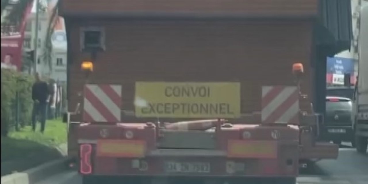 Üzerinde Taşınabilir Ev Olan Tır, Üst Geçit Altında Sıkıştı