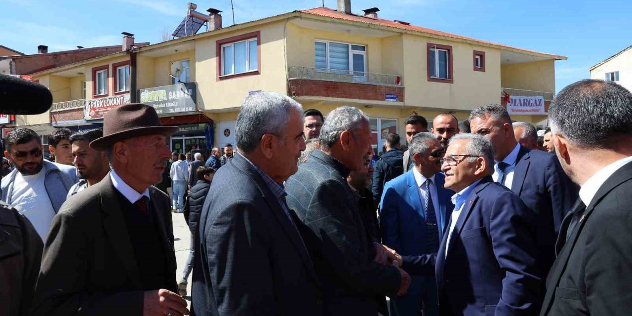 Başkan Büyükkılıç’tan Sevgi Ve Hediye Dolu Sarız Buluşması