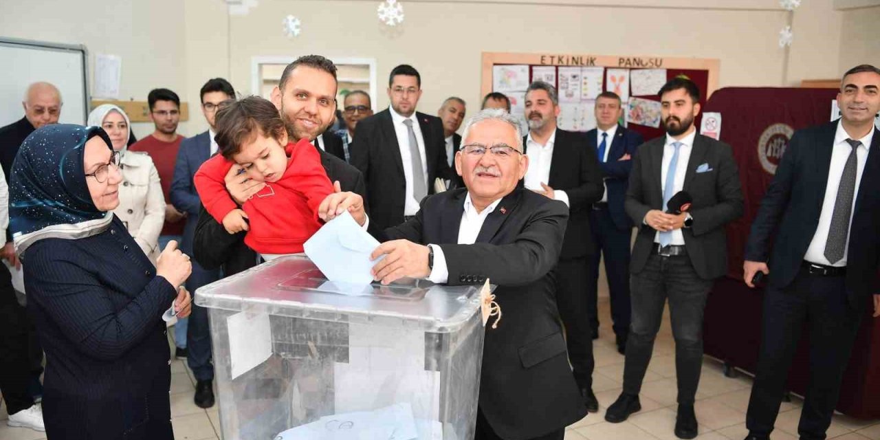 Başkan Büyükkılıç, Eşi Ve Torunu İle Birlikte Oyunu Kullandı