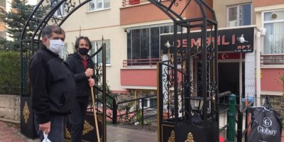 Elindeki Sıvıyı Her Yere Süren Kadın Korku Saçtı