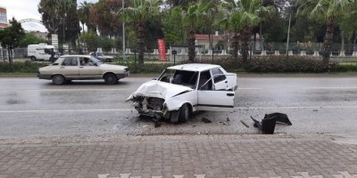 Antalya'da Forklifle Otomobil Çarpıştı