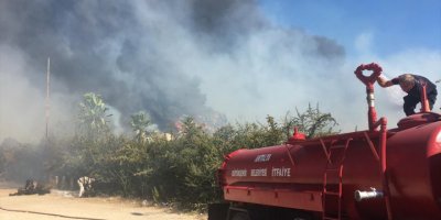 Antalya'da Hamamda Başlayan Yangın Ağaçlık Alana Sıçradı