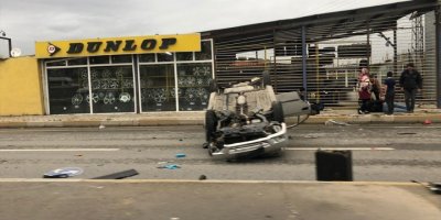 Eskişehir'de Yön Levhasına Çarparak Devrilen Otomobildeki 3 Kişi Yaralandı
