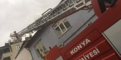 Karapınar'da Çatıda Mahsur Kalan Kediyi İtfaiye Ekipleri Kurtardı