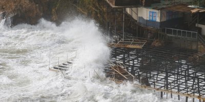 Antalya'da Kuvvetli Rüzgar Ve Sağanak Etkili Oluyor
