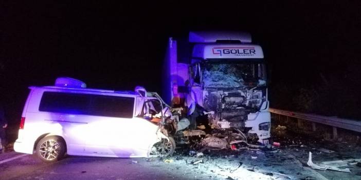 Niğde'de Tırla Çarpışan Minibüsün Sürücüsü Hayatını Kaybetti