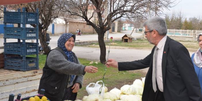 Kazımkarabekir'de Kadınlara Karanfilli Kutlama