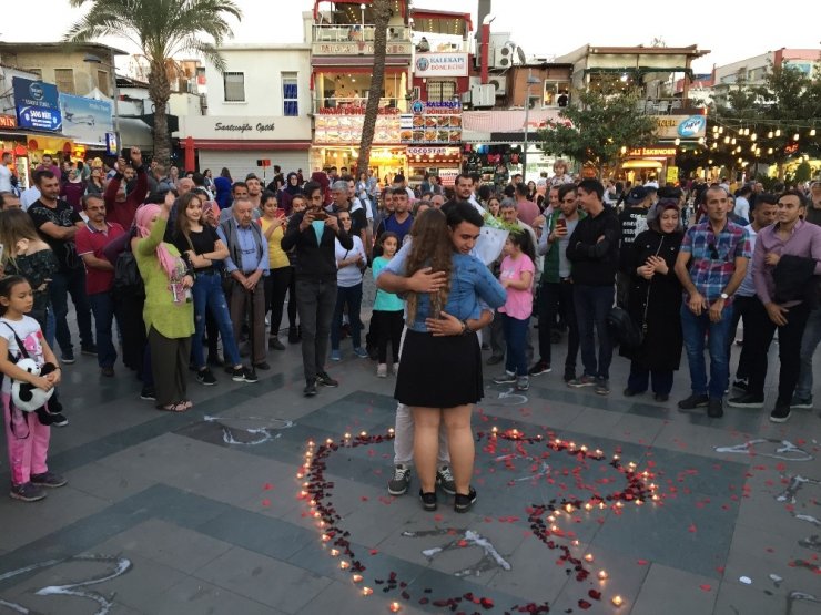Antalya'da Sürpriz Evlenme Teklifine İzleyici İzdihamı