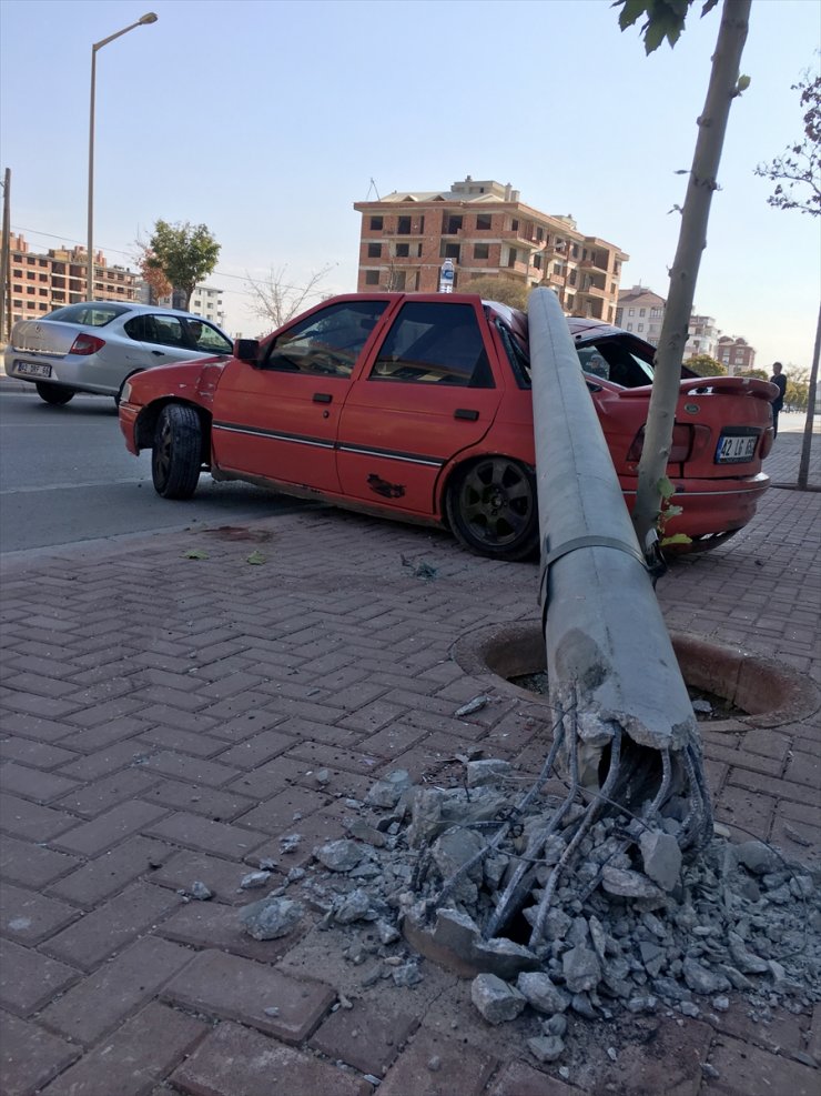 Konya'da Kontrolden Çıkan Otomobil Aydınlatma Direğini Devirdi