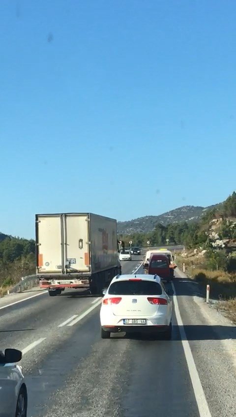Dorse Kapağı Açılan Kamyonun Sürücüsü Trafiği Birbirine Kattı