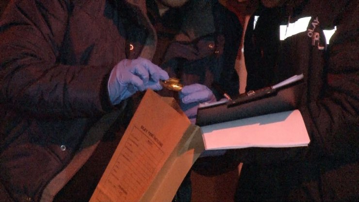 Antalya'da Hırsızlar Kovalamaca Sırasında Çaldıkları Altınları Yola Attı Ama Kaçamadı