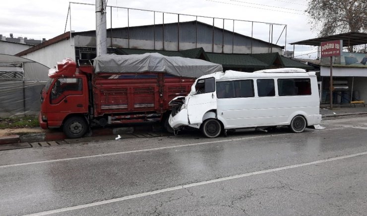 Mersin'de Minibüs Kamyona Arkadan Çarptı
