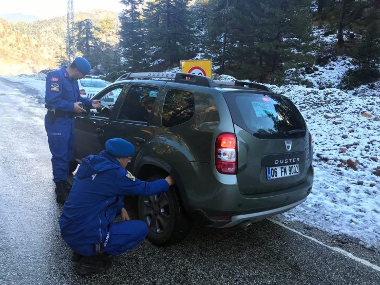 Antalya'da Jandarmadan Kış Lastiği Uygulaması