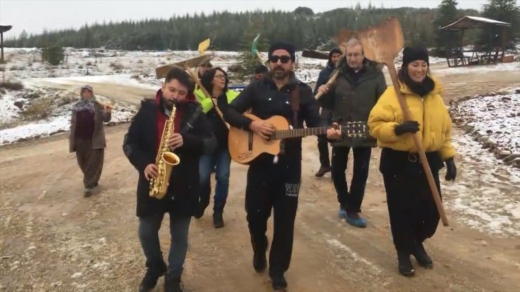 Konya'da Sanatçılar Kerpiç Evlerin Toprak Damında Kar Küredi