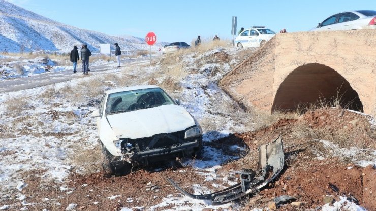 Aksaray'da Lastiği Patlayan Otomobil Şarampole Devrildi: 1 Yaralı