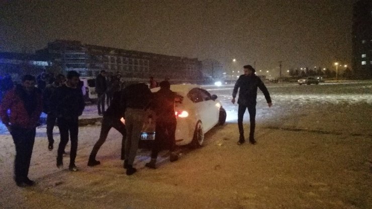 Konya’da Üniversite Öğrencileri Kar Altında Halay Çekti