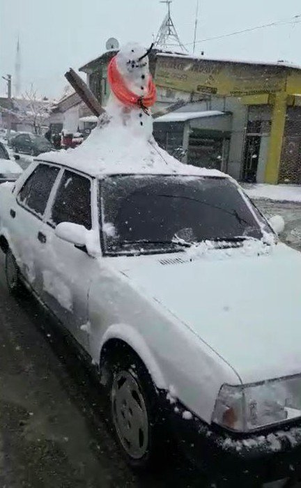 Aksaray'da Otomobilinin Üzerine Kardan Adam Yapıp Trafiğe Çıktı