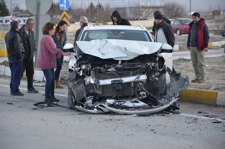 Konya'da İki Otomobil Çarpıştı: 5 Yaralı