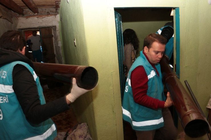 Konya'da Gençler Yaşlılarla El Ele Veriyor