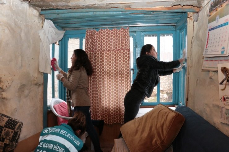 Konya'da Gençler Yaşlılarla El Ele Veriyor