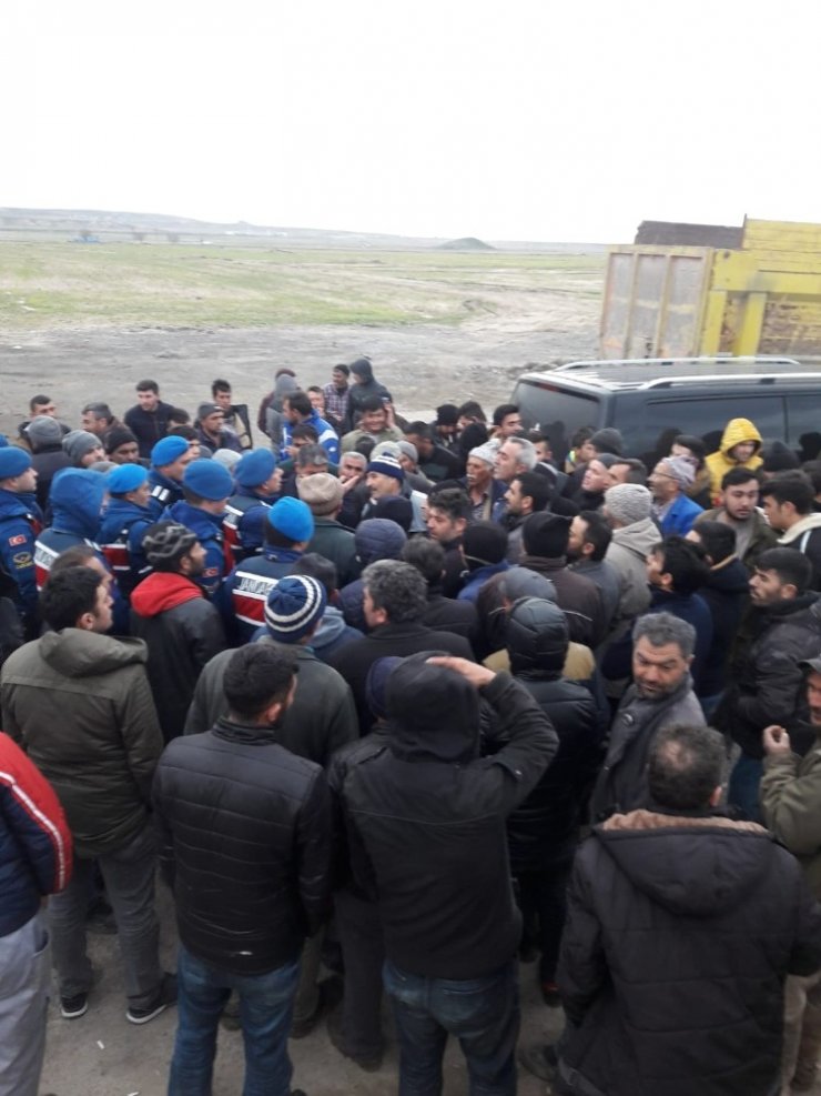 Aksaray'da Kamyonlara Tepki Gösteren Köylüler Yolu Trafiğe Kapattı