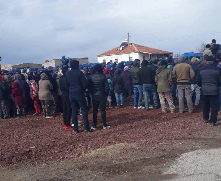 Aksaray'da Kamyonlara Tepki Gösteren Köylüler Yolu Trafiğe Kapattı