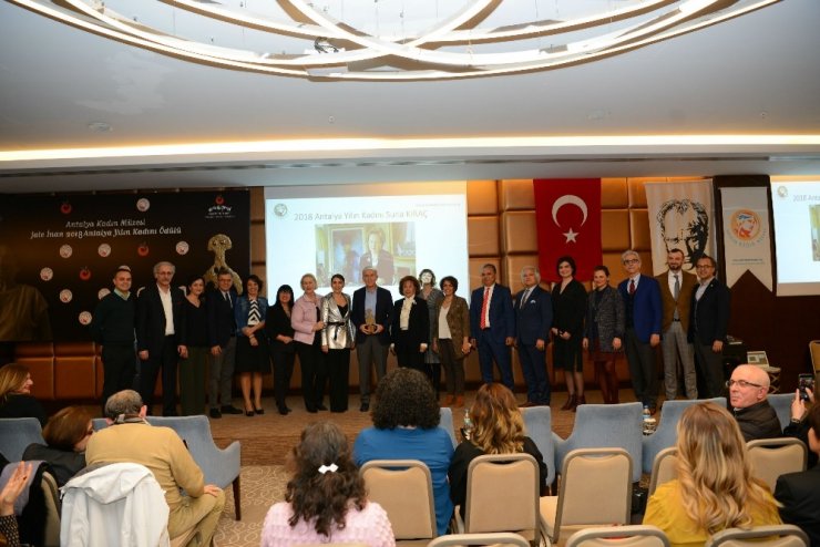 Antalya’da Yılın Kadını Ödülü Suna Kıraç’a Verildi