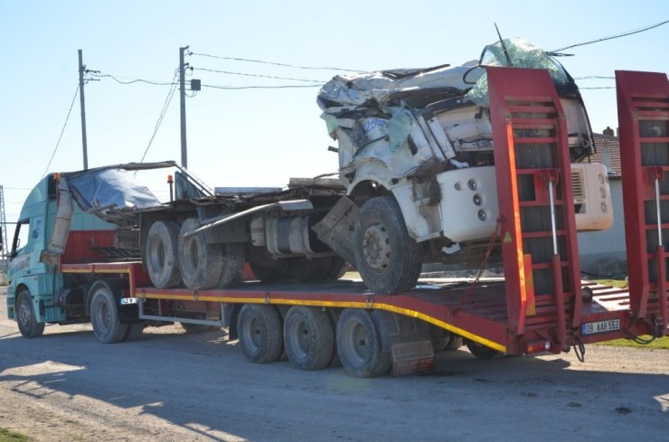 Konya'da Kamyon Menfeze Uçtu: 4 Yaralı