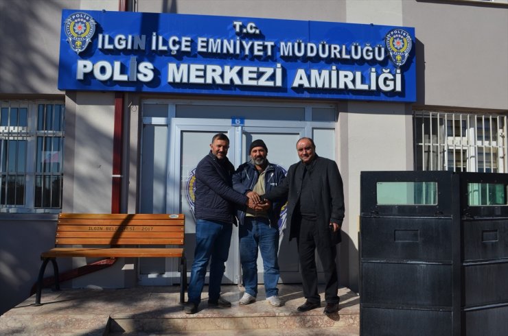 Konya'da Yolda Bulduğu 4 Bin Lirayı Sahibine Teslim Etti