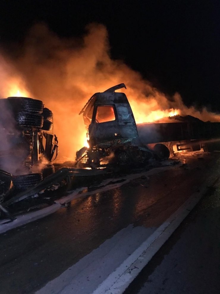 Mersin'de Kamyon Tıra Arkadan Çarptı, İki Araç Da Yandı