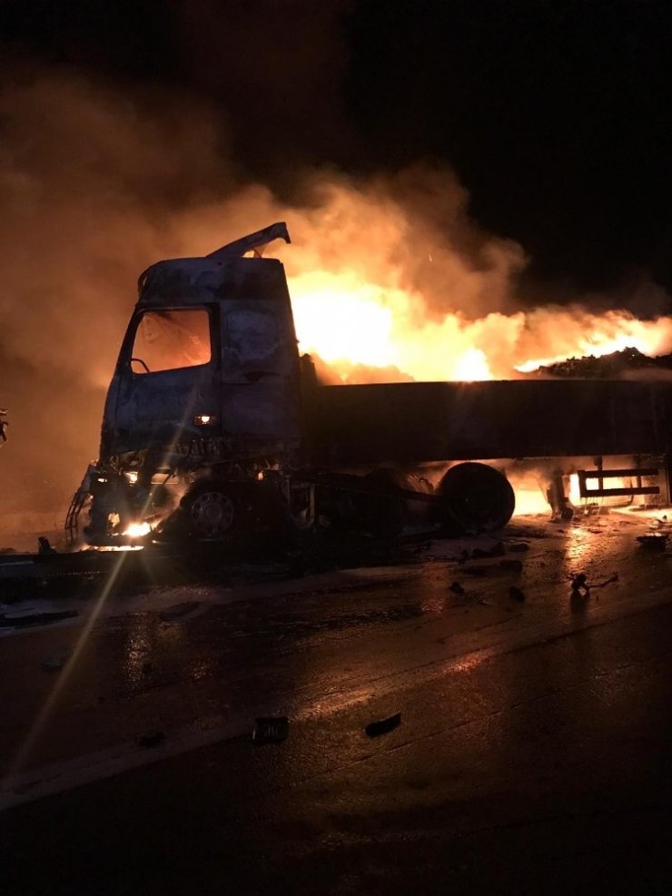 Mersin'de Kamyon Tıra Arkadan Çarptı, İki Araç Da Yandı