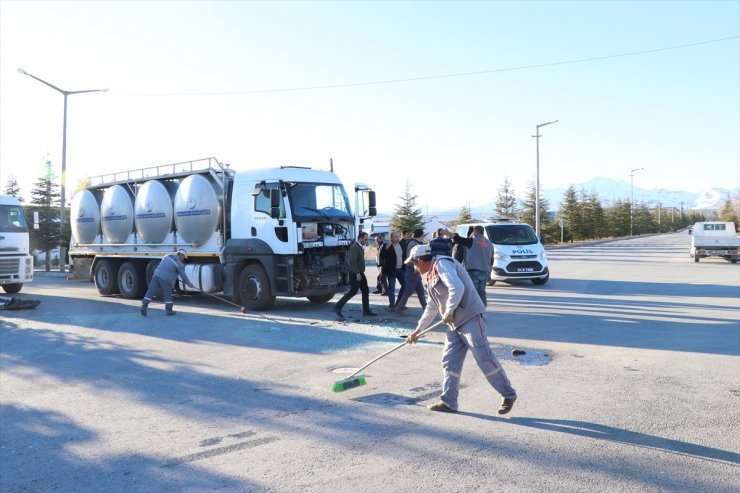 Niğde'de Minibüsle Süt Tankeri Çarpıştı: 7 Yaralı