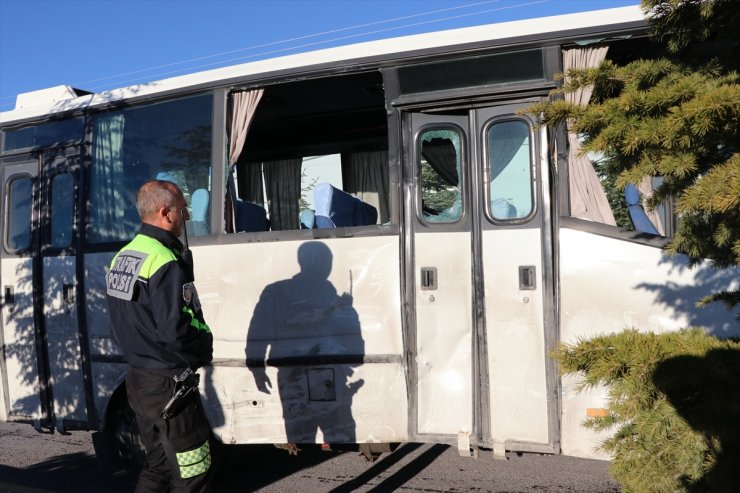 Niğde'de Minibüsle Süt Tankeri Çarpıştı: 7 Yaralı