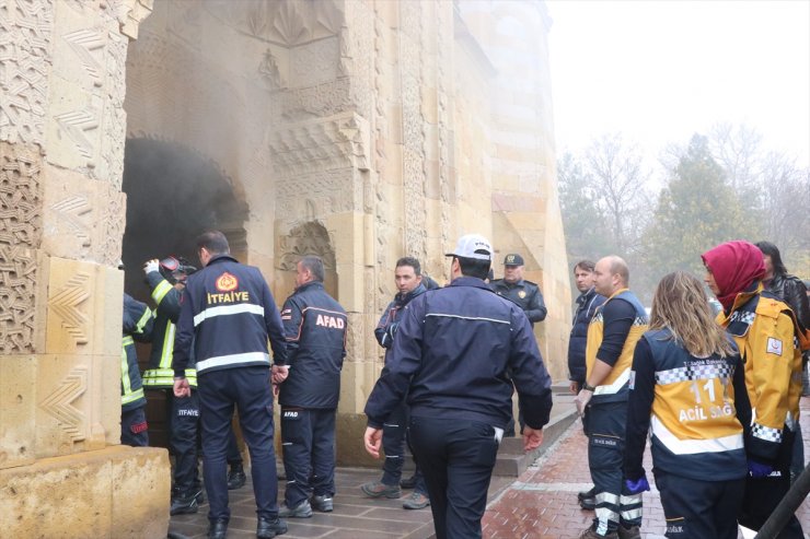 Niğde'de Tarihi Camide Yangın