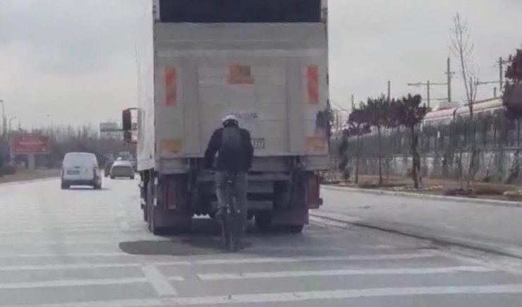 Konya'da Bisikletle Kamyon Arkasındaki Tehlikeli Yolculuk Hayrete Düşürdü