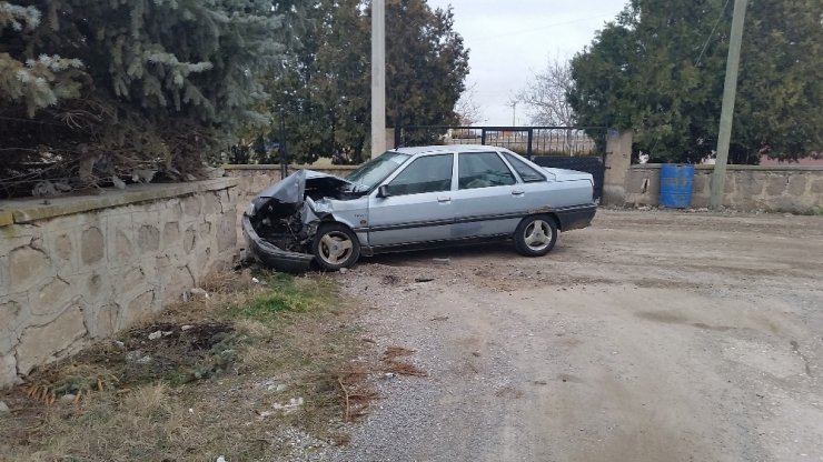 Konya'da Otomobil Duvara Çarptı