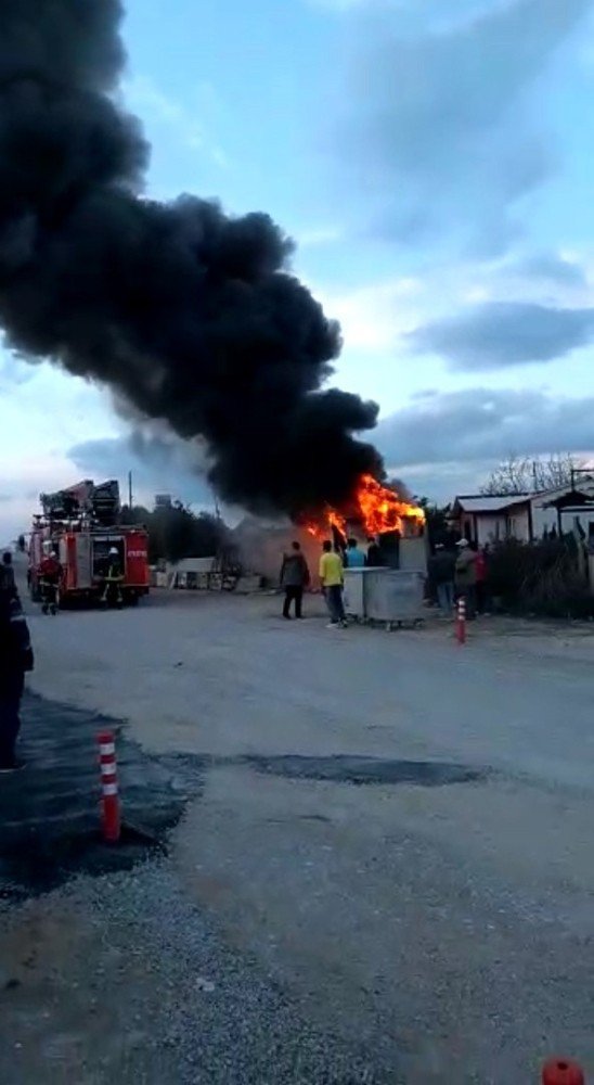 Antalya'da Konteyner Yangını