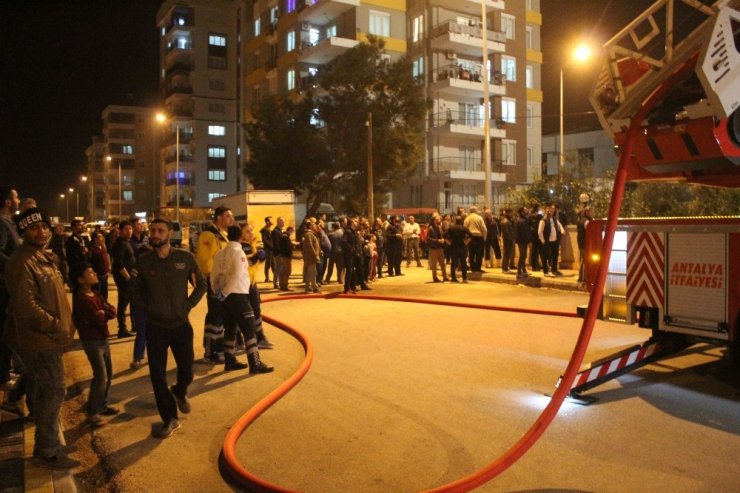 Antalya'da Yangın Sebebiyle 5. Katta Mahsur Kaldı