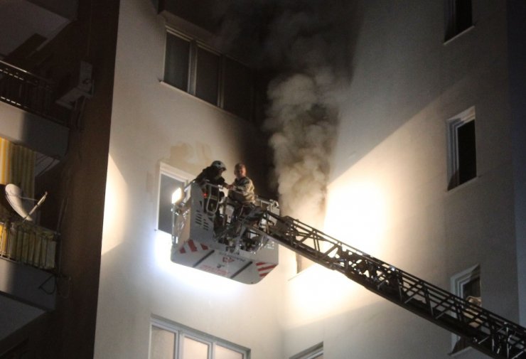 Antalya'da Yangın Sebebiyle 5. Katta Mahsur Kaldı