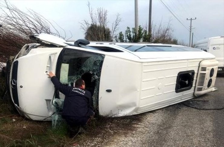 Antalya'da Sürücüsü Kalp Krizi Geçirirken Öğrenci Servis Minibüsü Devrildi: 1 Ölü, 3 Yaralı