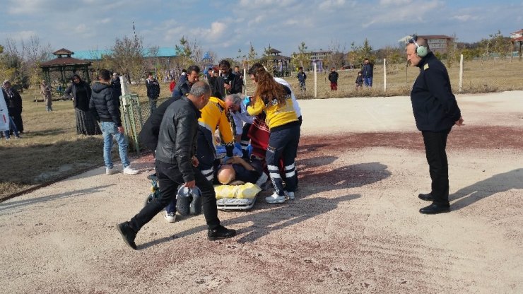 Konya'da Kalp Krizi Geçiren Yaşlı Adam Ambulans Helikopterle Hastaneye Götürüldü