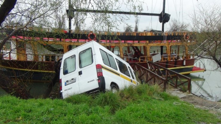 Antalya'da El Freni Tutmayan Minibüs Manavgat Irmağına Uçtu